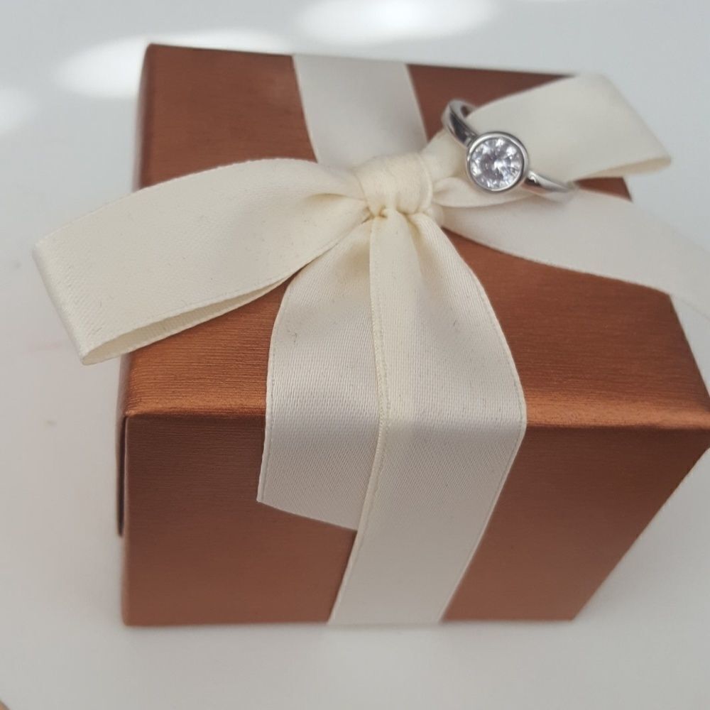 Stylish Solitary w/ High Quality Crystal CZ Stone